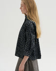 Claudia Shirt, Pois