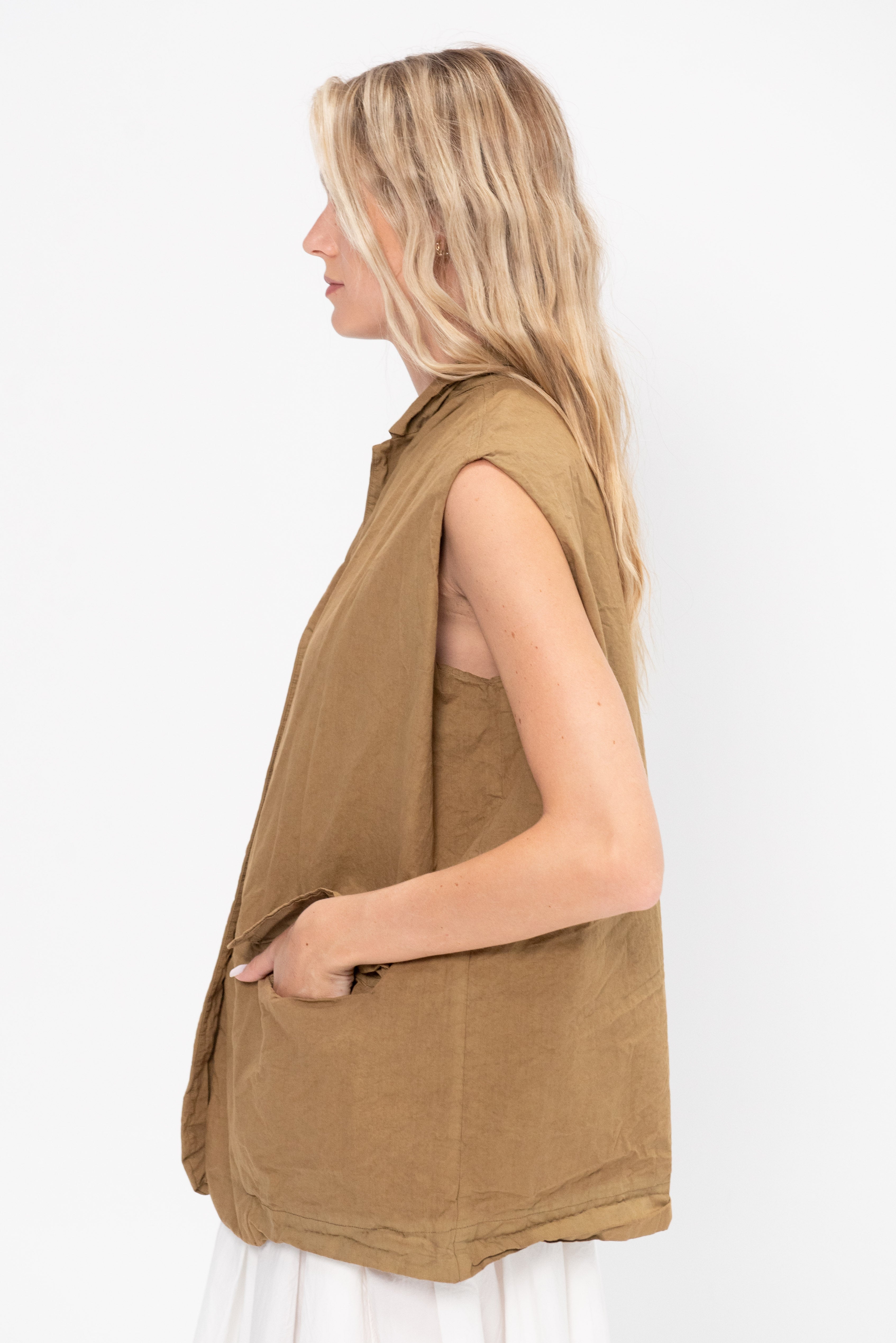 Album di Famiglia Sleeveless Big Blazer Cc, Gold – Kick Pleat Album di Famiglia Sleeveless Big Blazer Cc, Gold – Kick Pleat