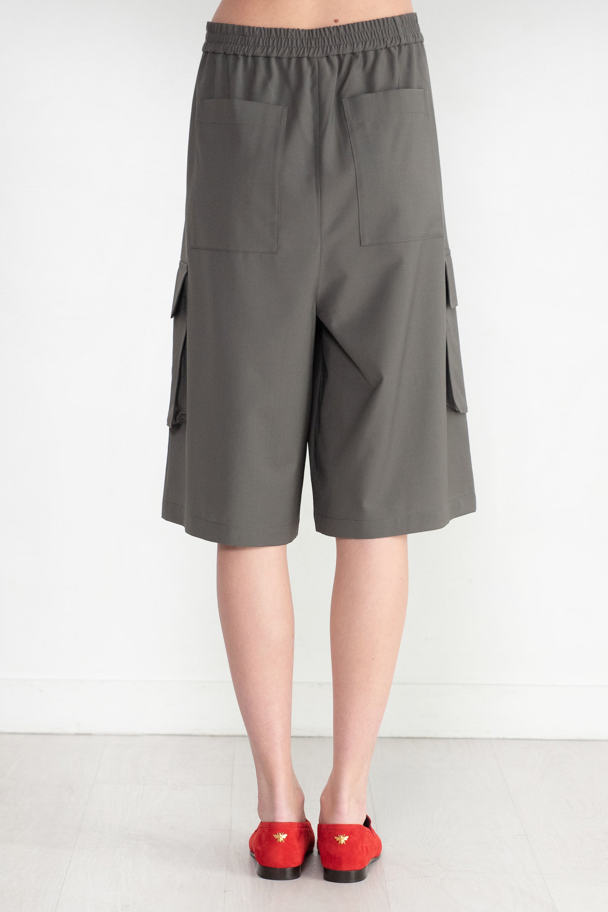 TIBI - Tropical Wool Relaxed Cargo Short, Dark Stone