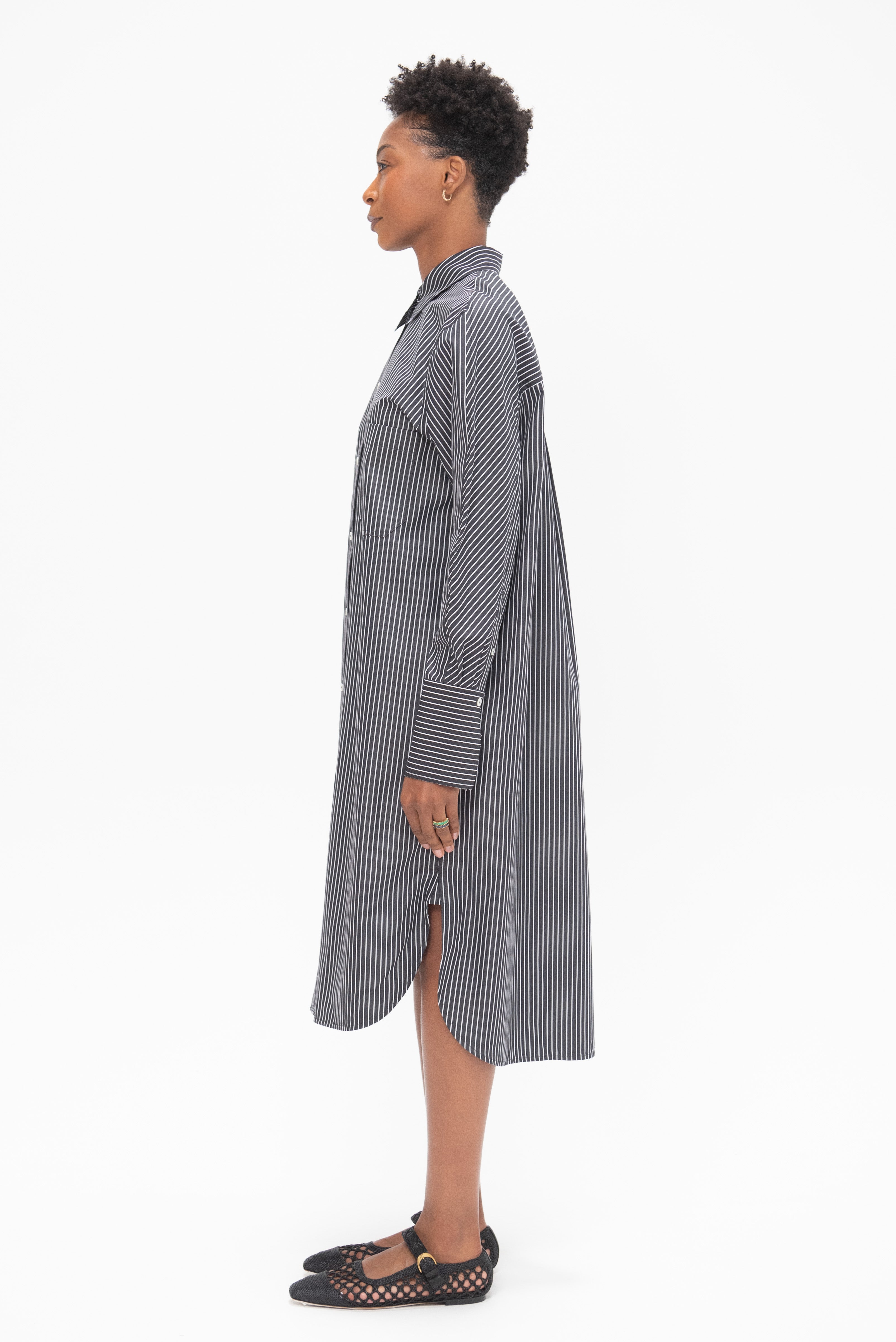 【Toteme】ドレープジャージードレス Toteme Striped Kimono-Sleeve Shirtdress, Black & White