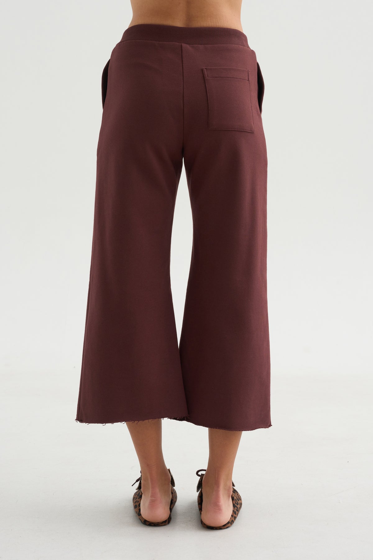 Kane - Cropped Wide Sweatpants, Oxblood