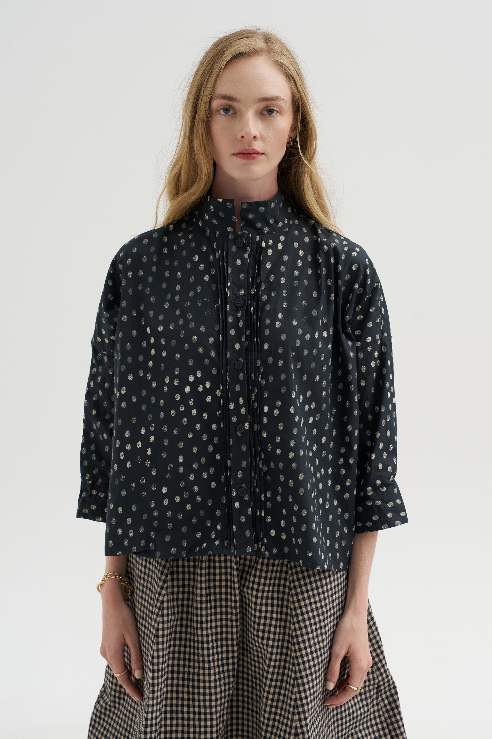 Claudia Shirt, Pois