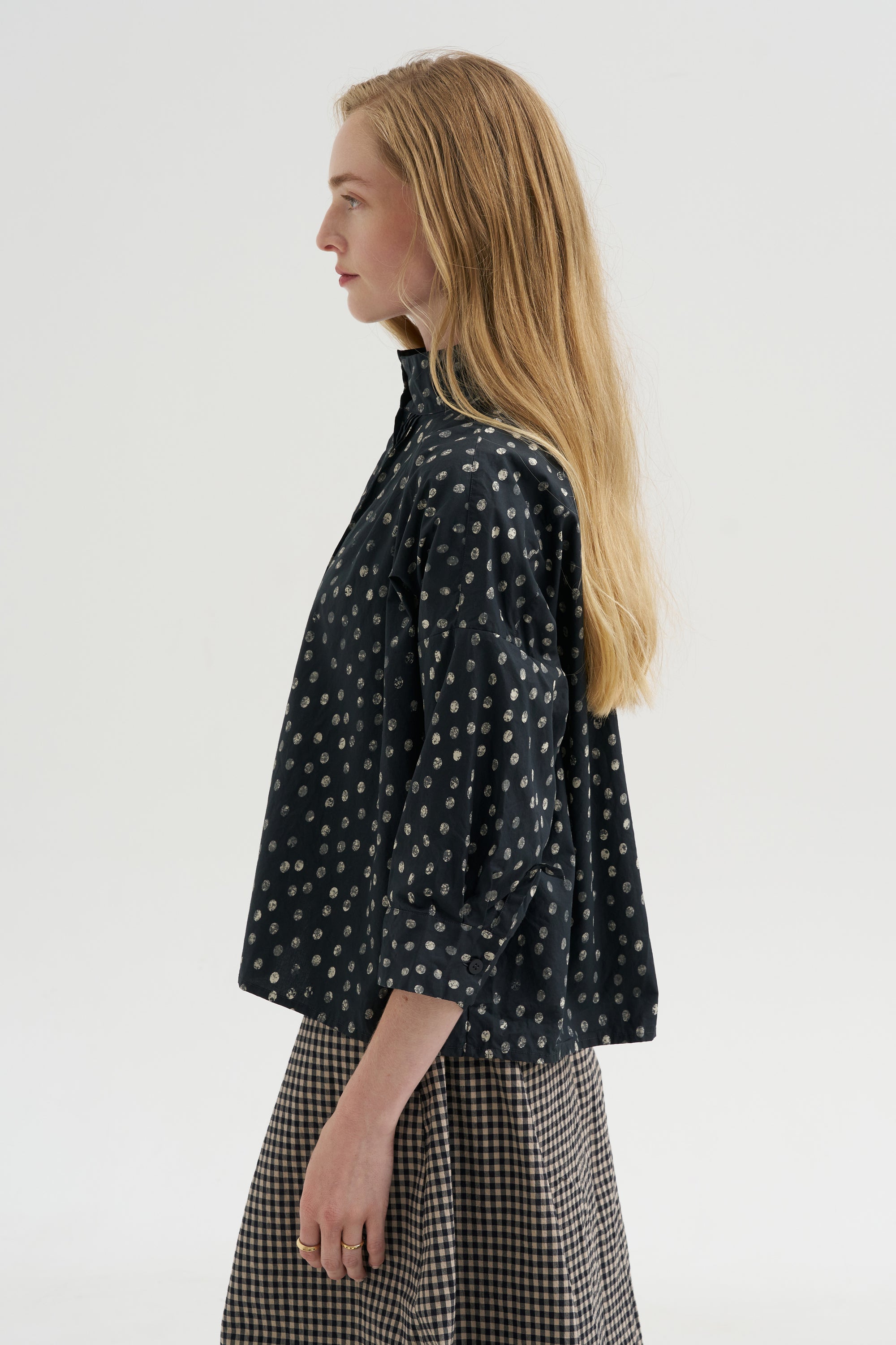 Claudia Shirt, Pois