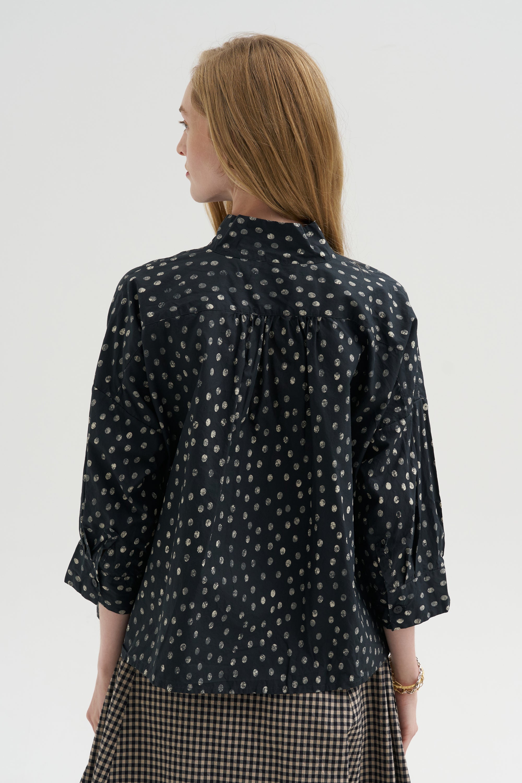Claudia Shirt, Pois
