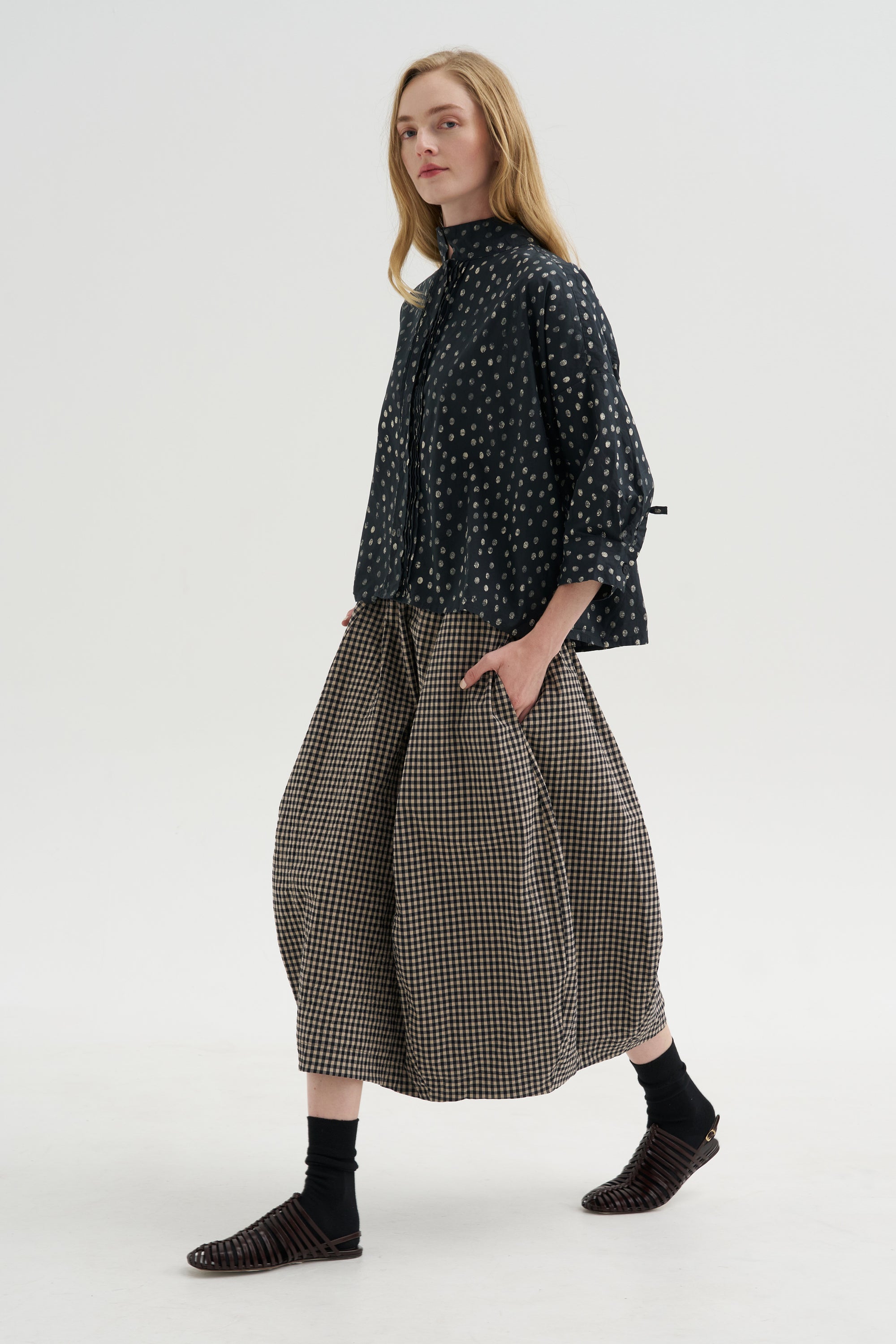 Claudia Shirt, Pois