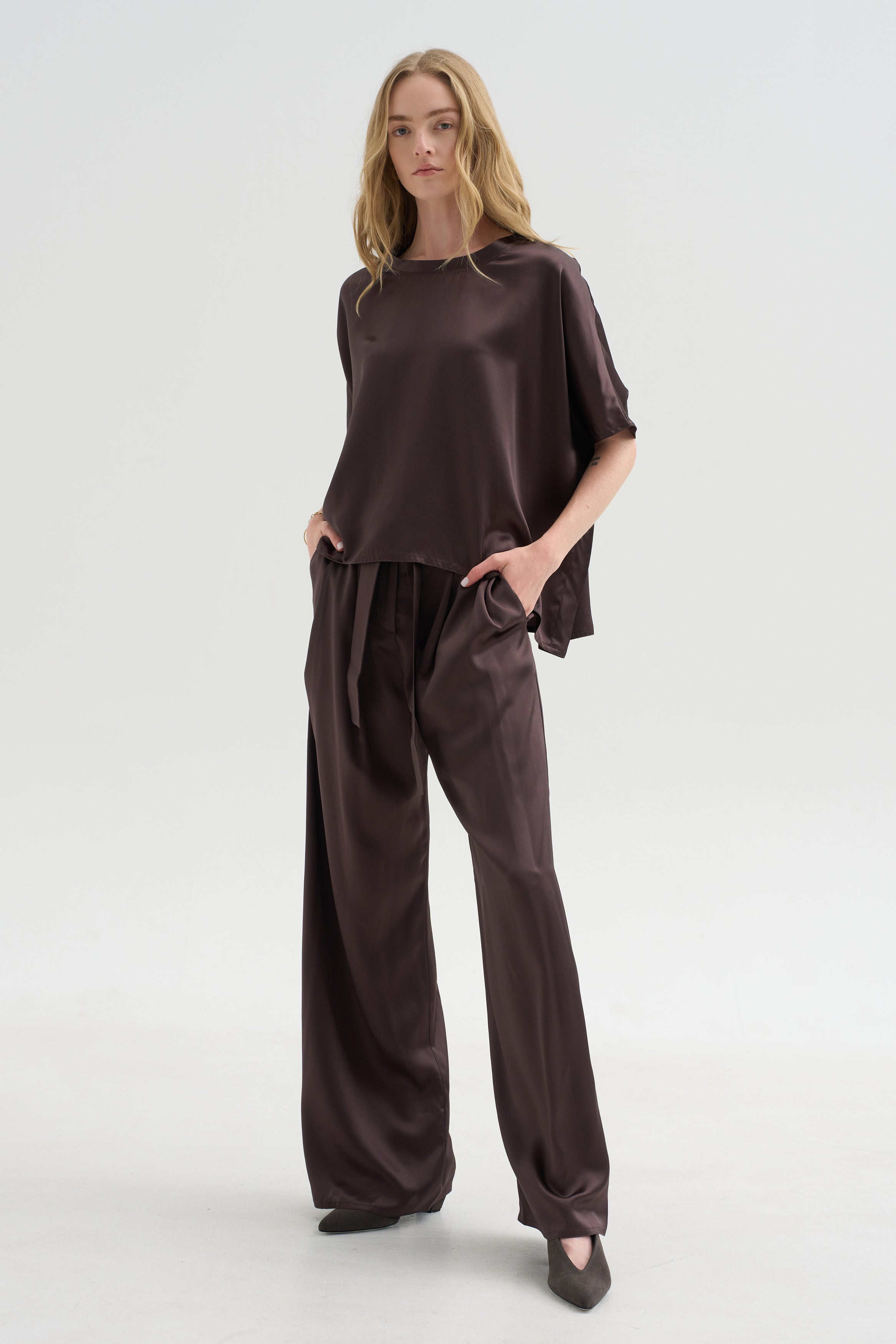 Easy T-shirt Crepe Satin, Black Wood – Kick Pleat