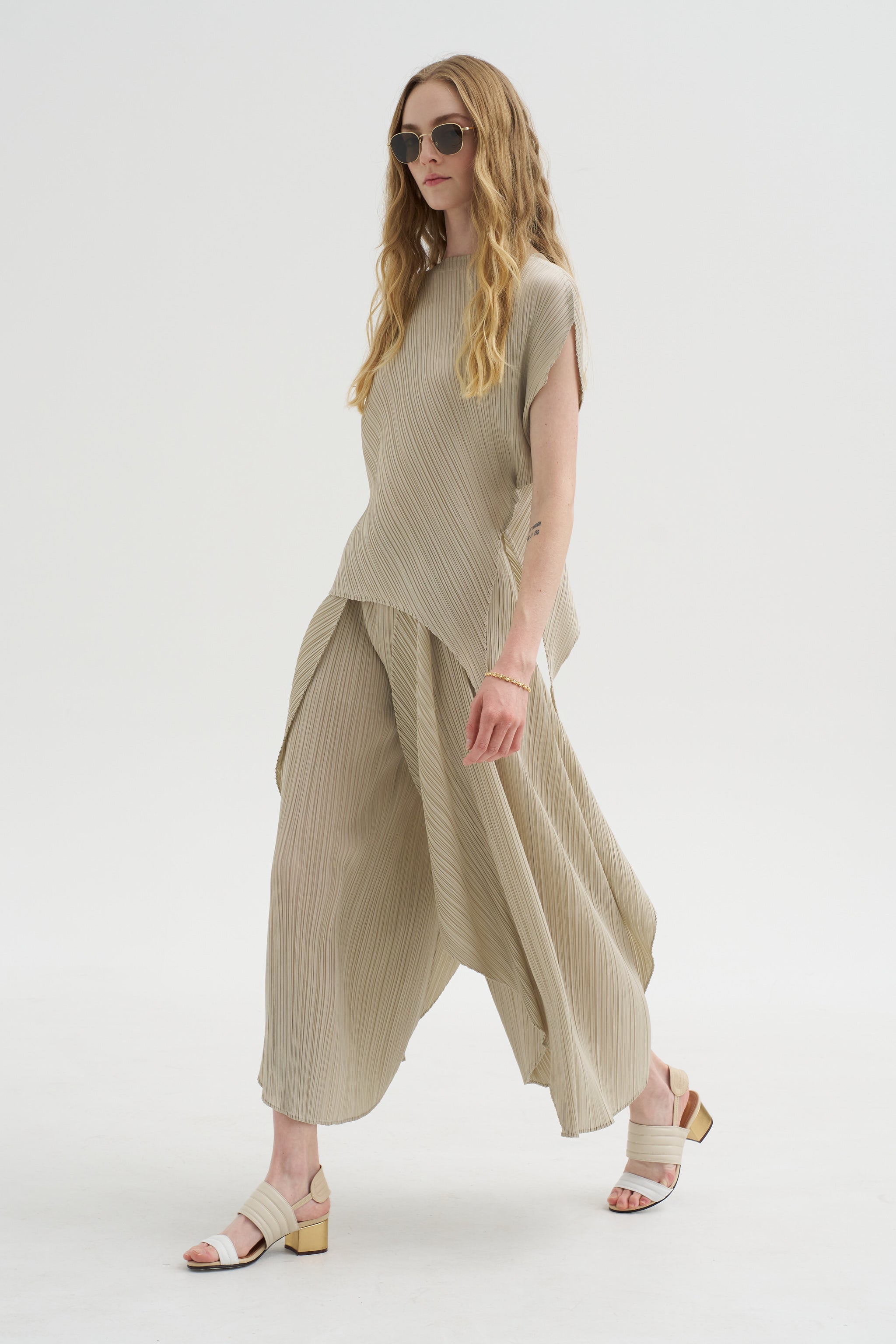 Leaf Pants, Greige – Kick Pleat