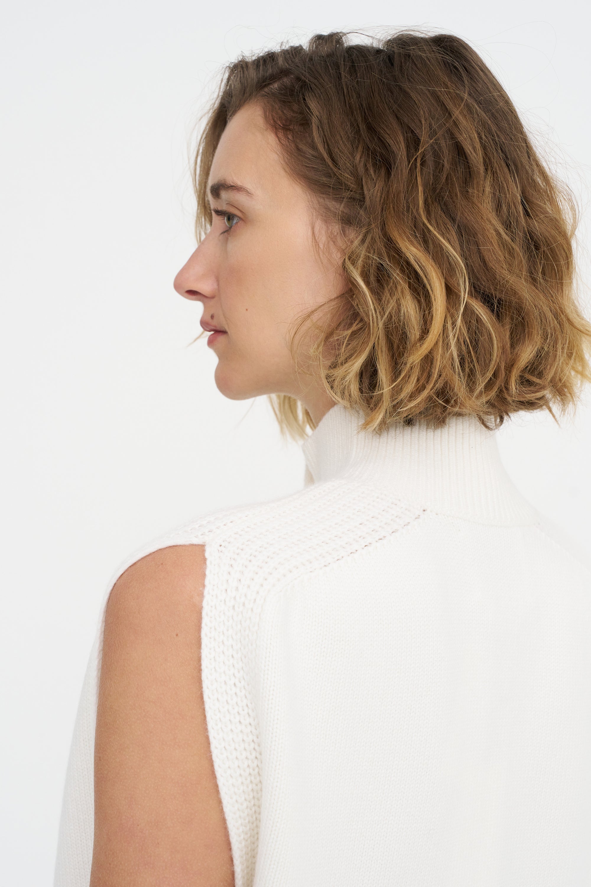 Sleeveless Cardi With Zip, White