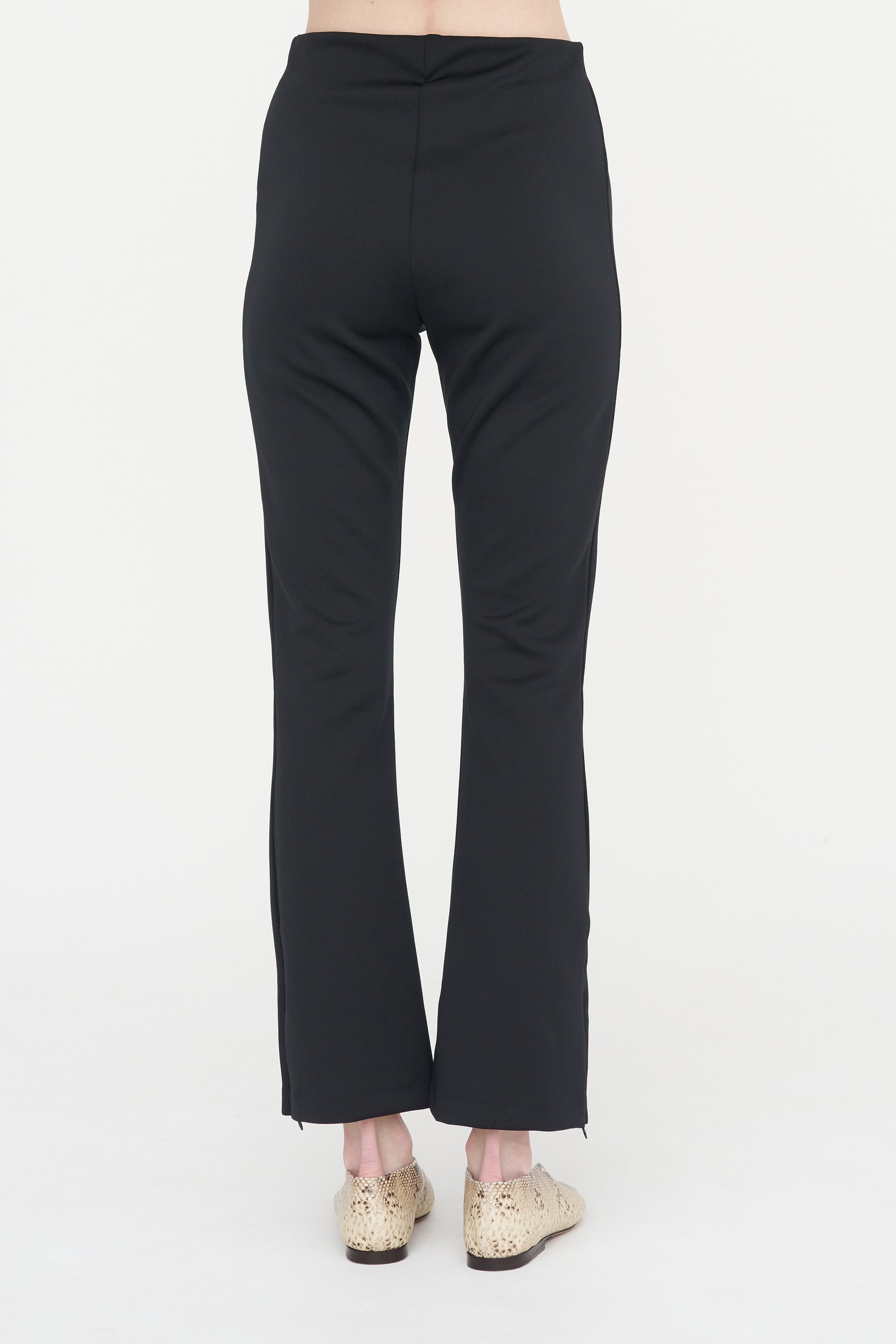 Sarah Pant, Noir