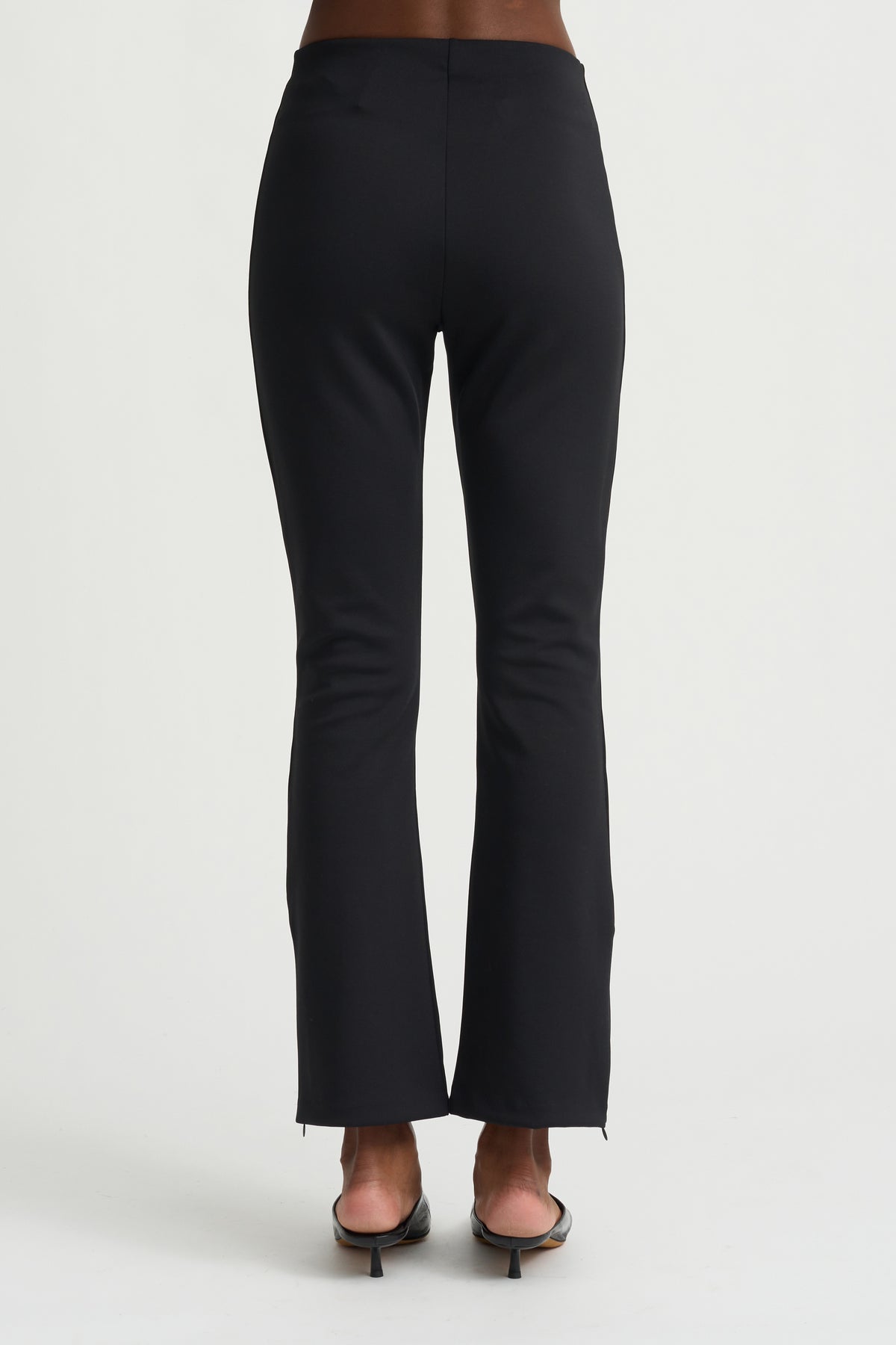 Sarah Pant, Noir