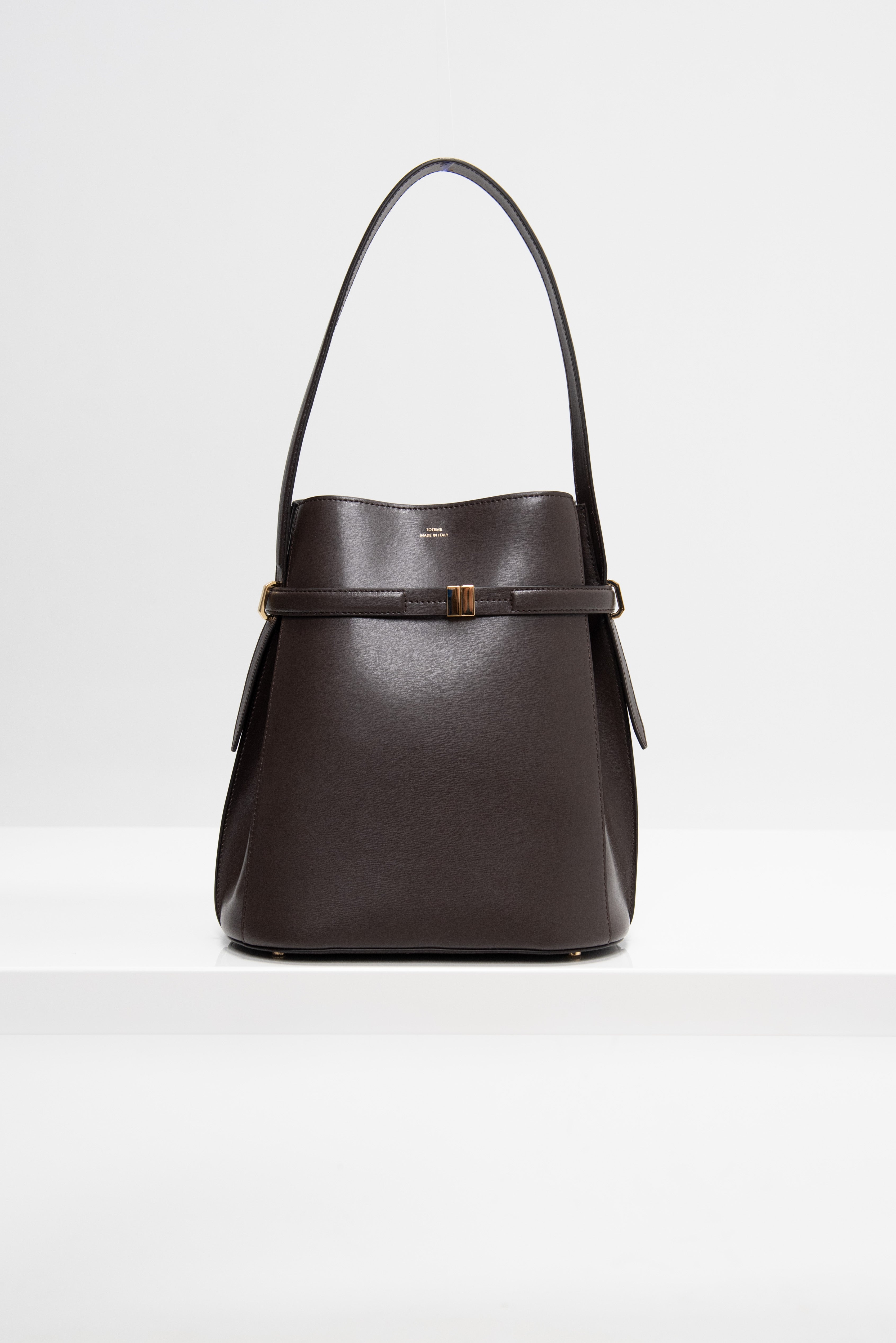 Toteme Belted Leather Bucket Bag, Bark – Kick Pleat
