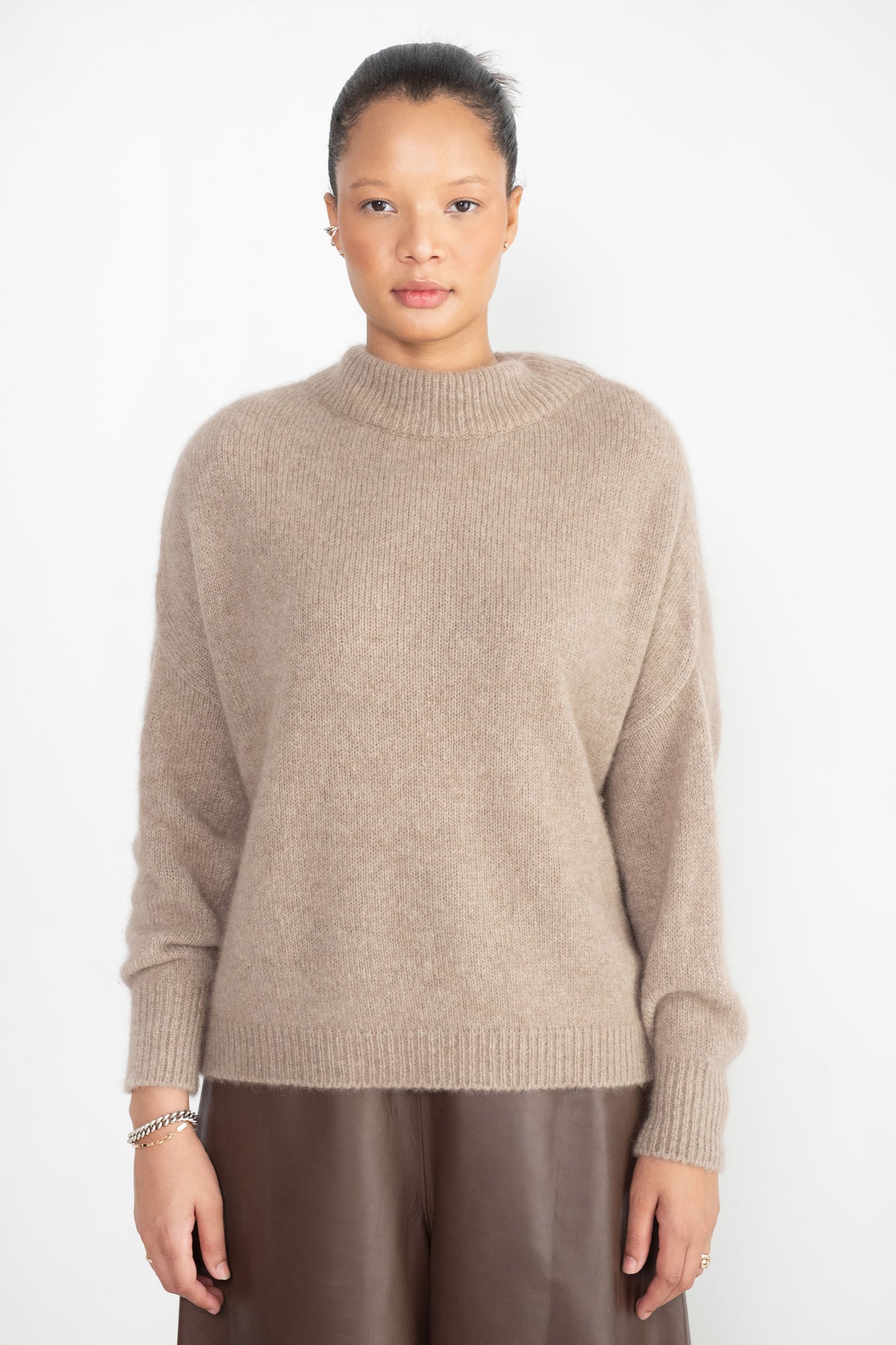 Dušan - Regular Round Neck Sweater, Tortora