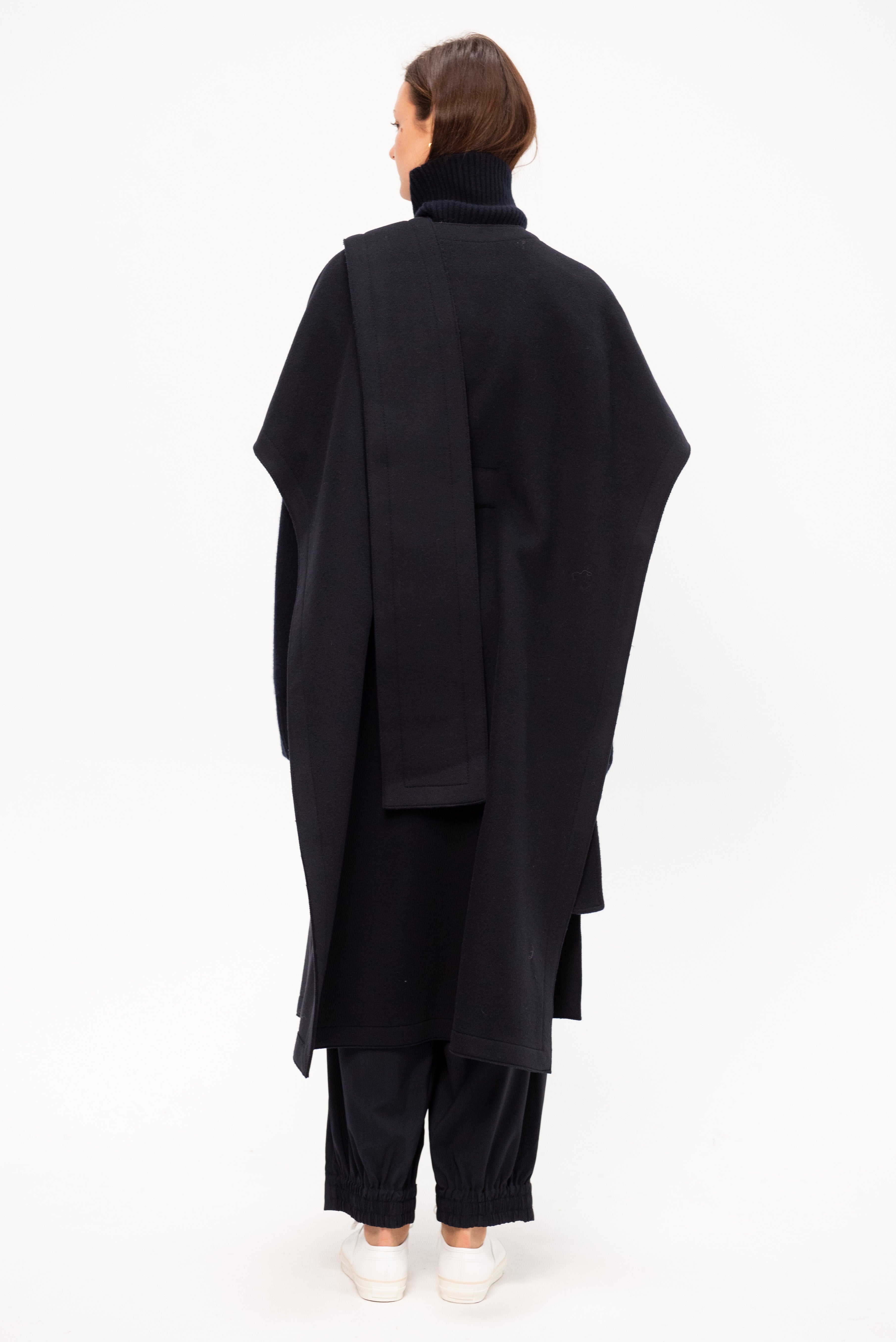 Madisonblue REVER SIDE SLIT CAPE ブラック MB999-2101 MADISONBLUE REVER SIDE SLIT CAPE