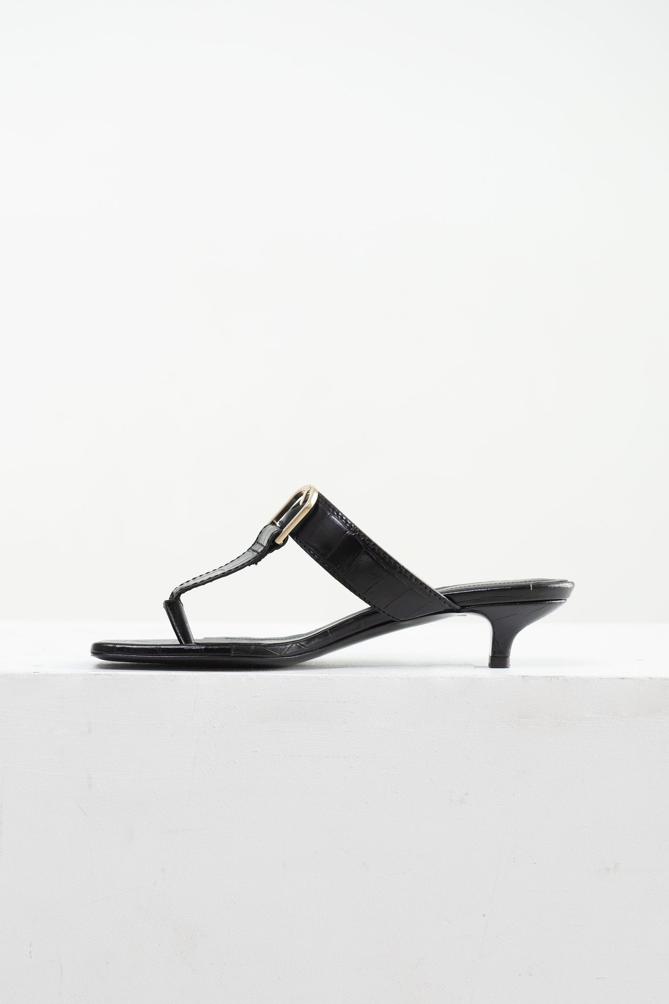 TOTEME - The Belted Croco Flip-Flop Heel, Black