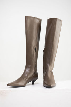 Totême - The Slim Knee-High Boot, Ash