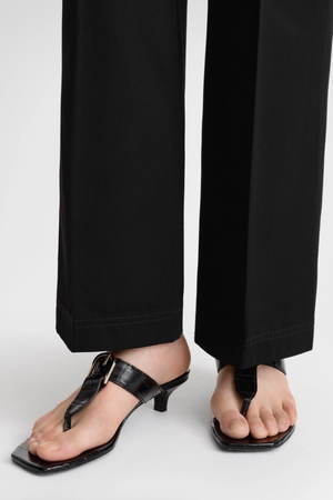 TOTEME - The Belted Croco Flip-Flop Heel, Black