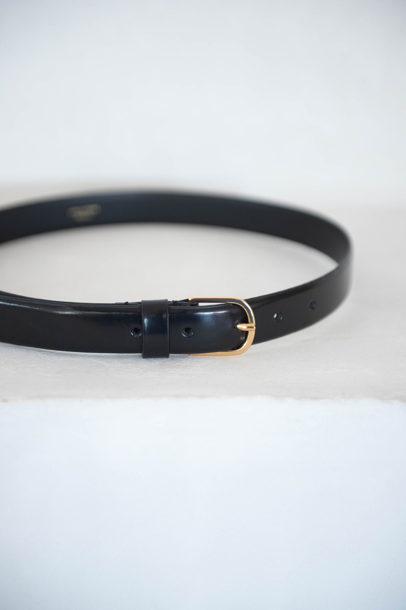 Totême - SLIM TROUSER LEATHER BELT, BLACK