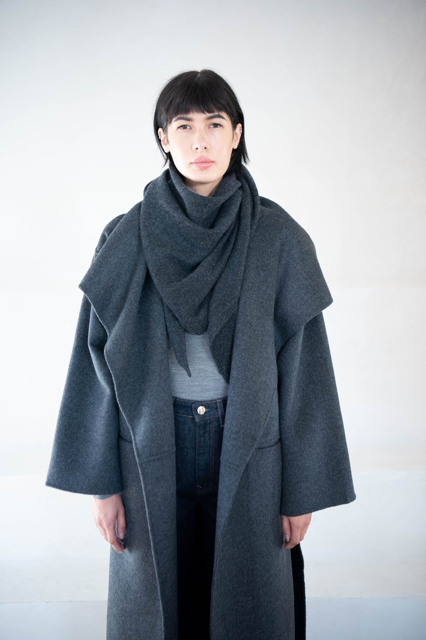 Totême - TRIANGLE CASHMERE SCARF, DARK GREY MELANGE